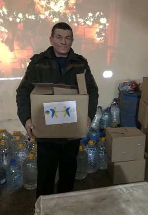 Collecte alimentaire pour l'Ukraine organisée par Annecy Solidarité Ukraine et l'association Help4U. #500kds. Livraison des dons à Bazmut UA, en décembre 2022.