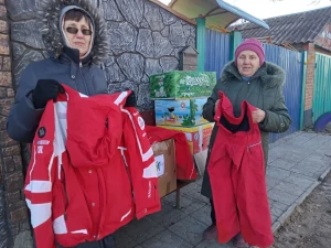 La collecte montagne d'Annecy solidarité Ukraine arrive en Ukraine. Tenues de l'ESF la Clusaz livrées en Ukraine. Janvier 2023. Une collecte de tenues chaudes dans les alpes pour l'Ukraine. #5000kits. 6000 tenues de ski ont été livrées en Ukraine. Vêtements chauds pour l'Ukraine. Alpes du Nord et stations de ski solidaires.