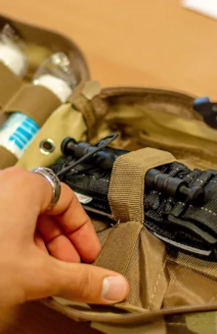 Gros plan sur le kit de secours