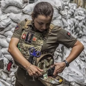 Infirmière avec un kit de secours d'urgence